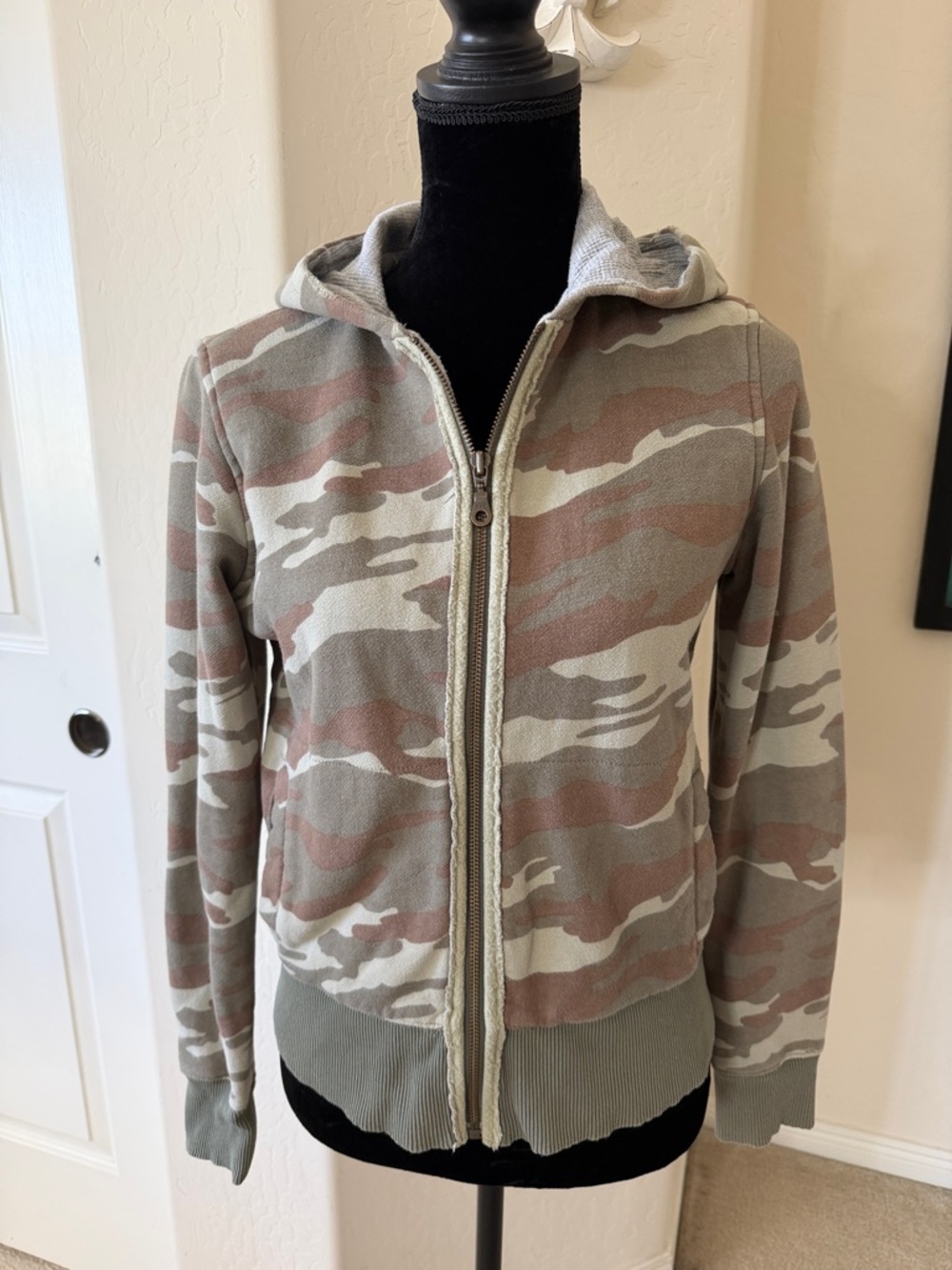 Women’s Vintage Old Navy Thermally Lined Camouflage Hoodie Jacket Size Medium